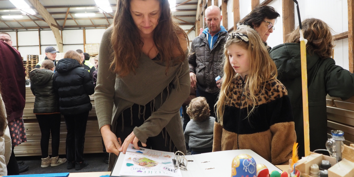 Inspiratie van de nieuwe generatie: expositie groep 7 en 8 over Gooskens Hout